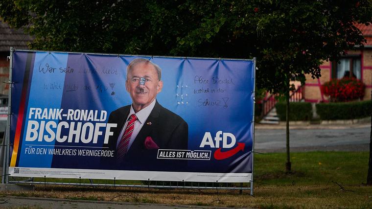 AfD kampanjar med låten ”Send them back” Vallokalerna har öppnat.