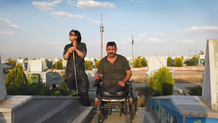 ”De levande och döda i Rojava”: Hyllning till de kvinnliga soldaterna som nu jagas som terrorister
