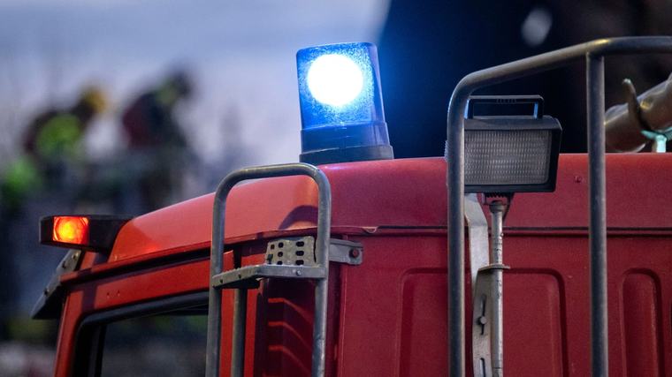 Bil började brinna – släcktes av allmänheten