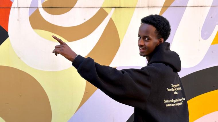 20-åringen gör streetwear med positiva budskap: ”Många unga känner sig ensamma”
