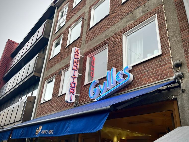 Efter lång väntan: Nu lyser Gylles klassiska skyltar igen