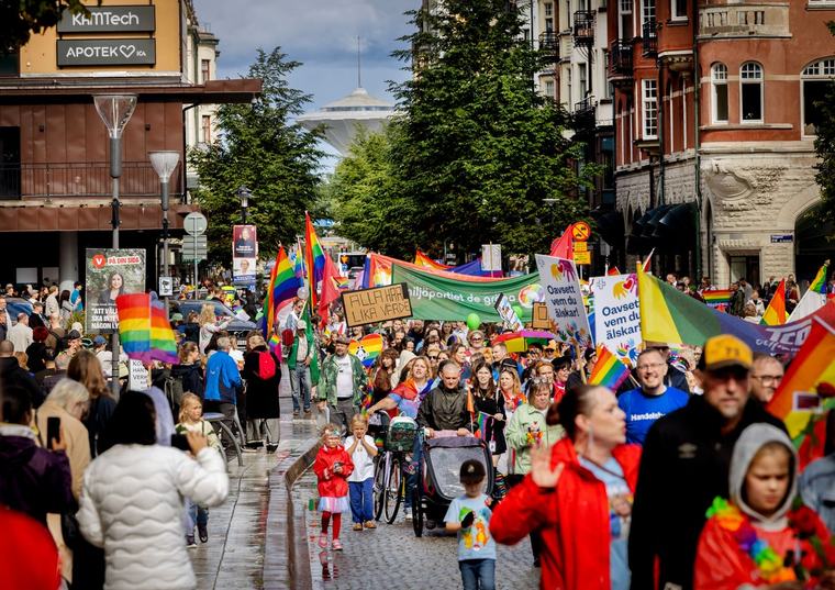 Tusentals i stolt parad för lika värde