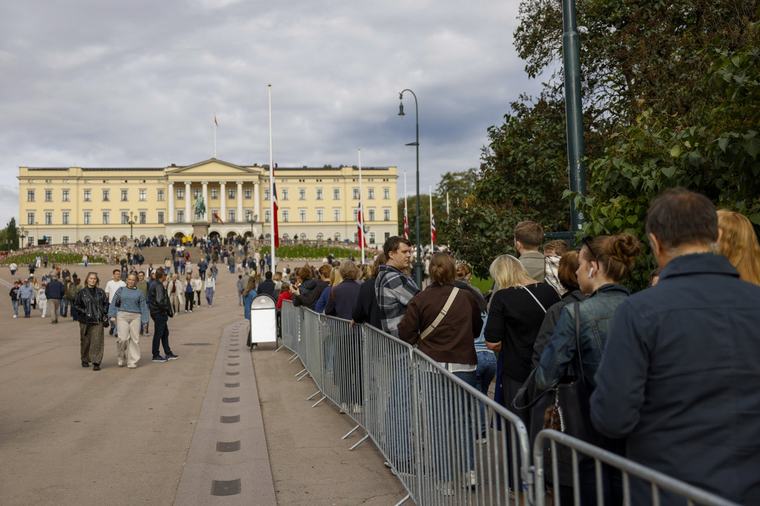 Sju timmar kö till kung Haralds kista
