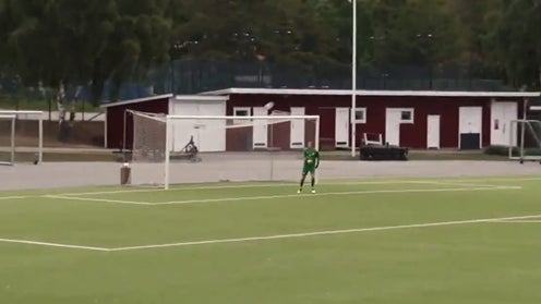Här slår Asarums Axel Åkesson till direkt på avspark