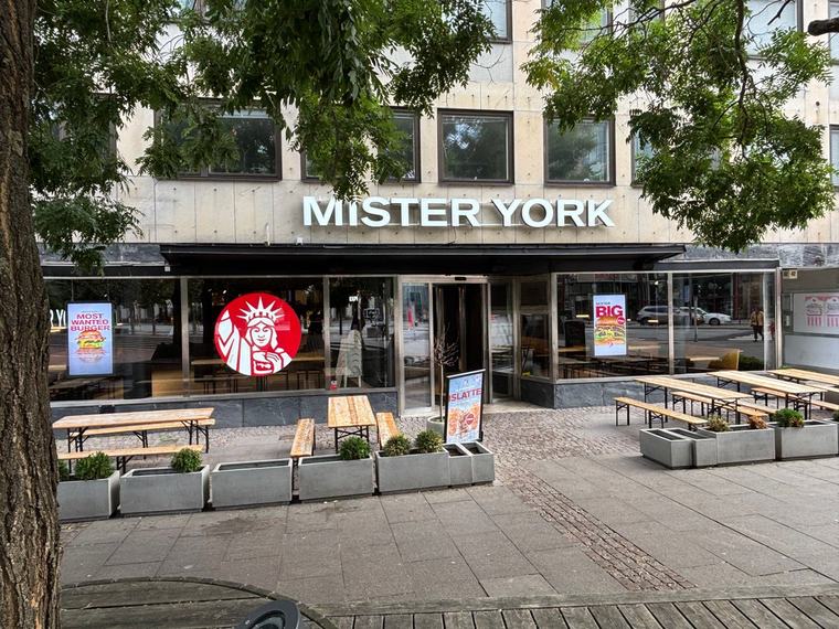 Råttlarm på hyllat hamburgerställe i Malmö