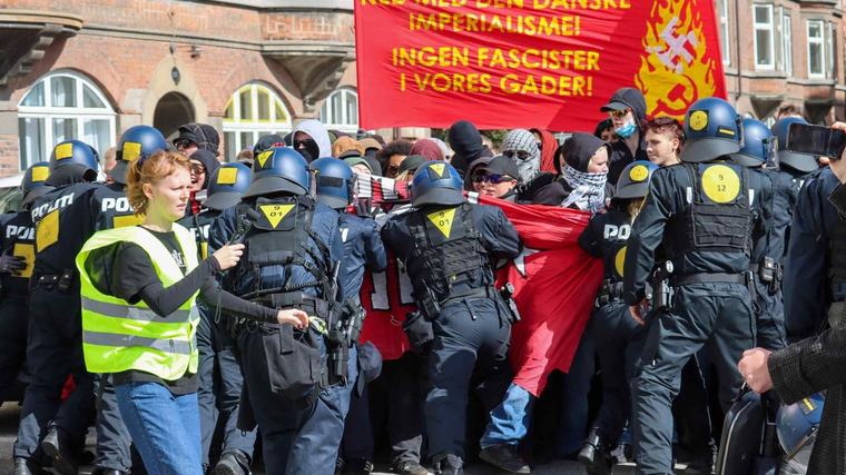 Poliser till våldsam attack mot demonstranter