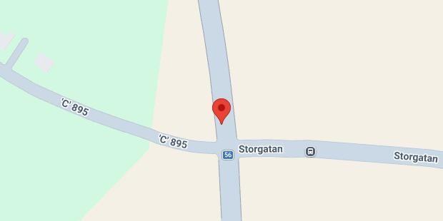 En stillastående personbil orsakar ett körfält blockerat på väg 56