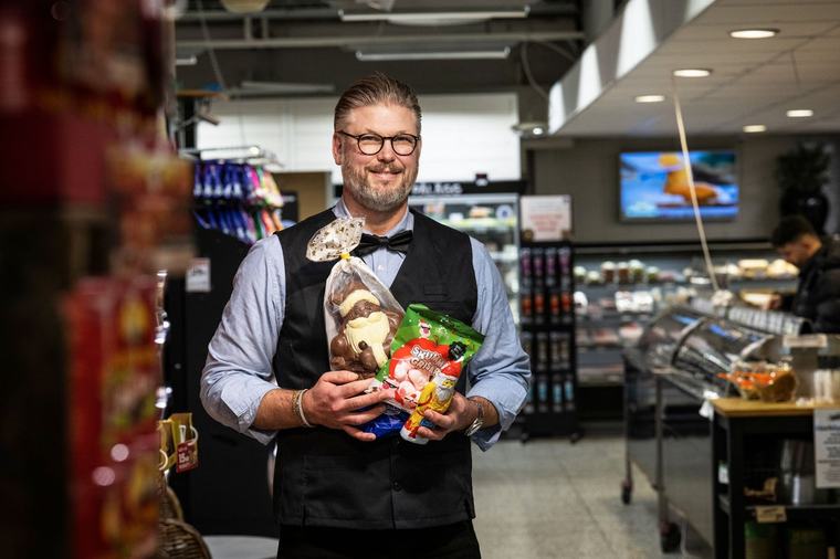 Efter udda bananerna – nu säljer butiken luftgitarrer: ”Missade VM”