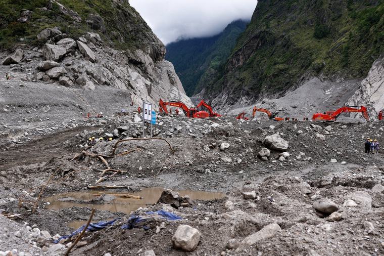 Kina höjer dödstal efter skreden i Himalaya