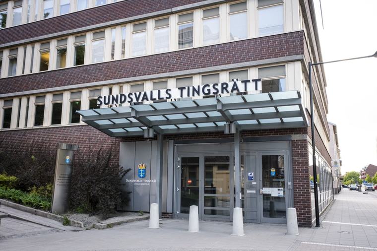 Man åtalas för sexövergrepp mot äldre