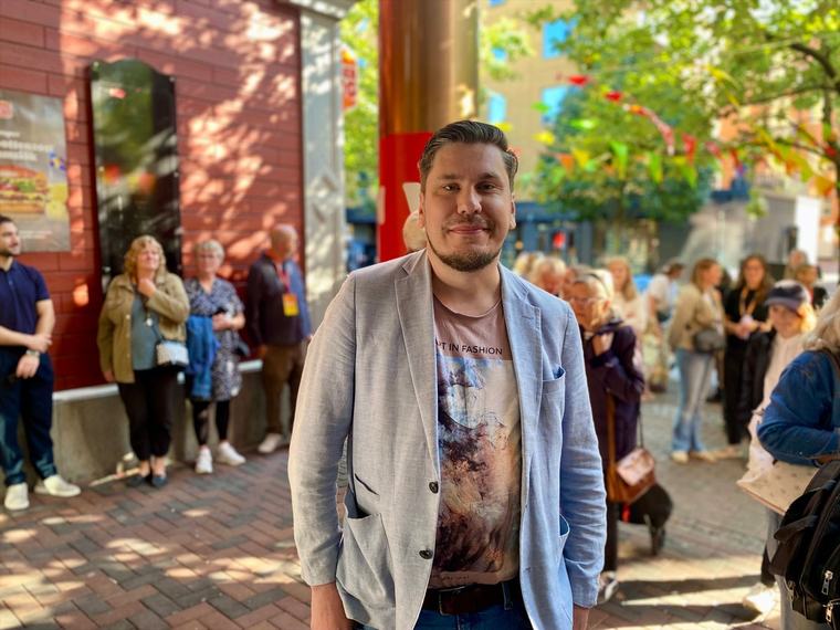 Många på plats när nya biblioteket invigdes: ”Nästan lite svårt att ta in”