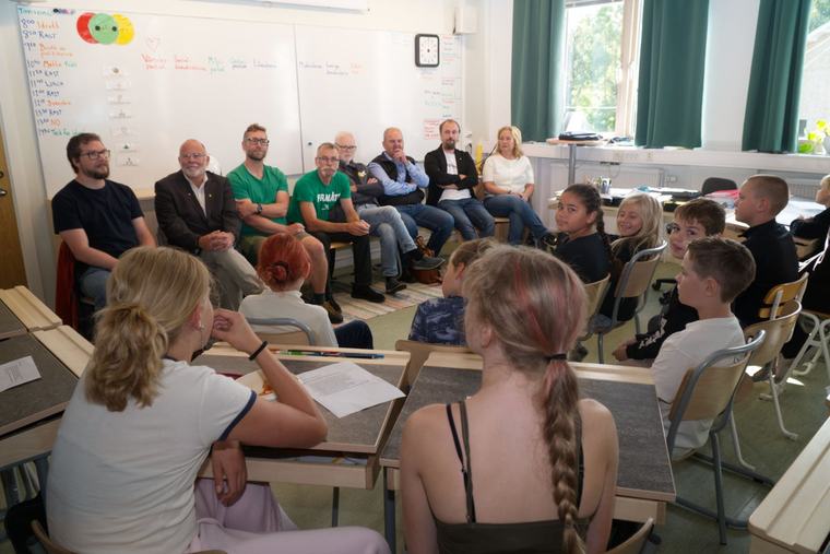 Elever ställde politiker mot väggen
