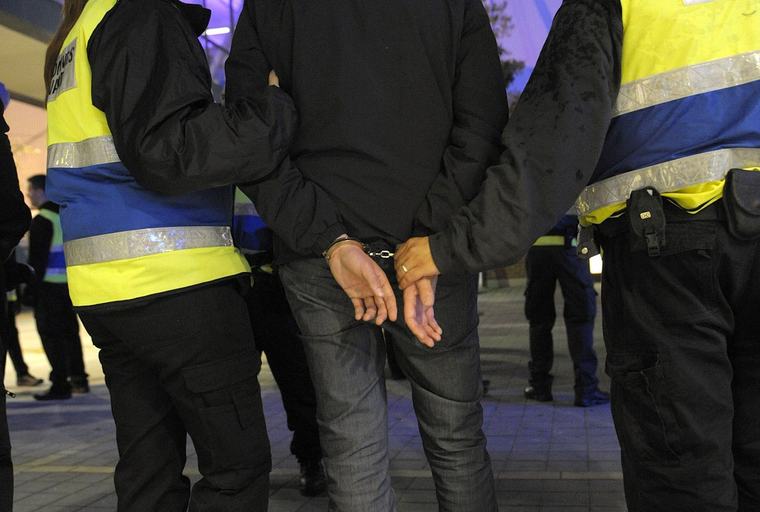 Åtal: Hotat att mörda poliser och våldta deras fruar