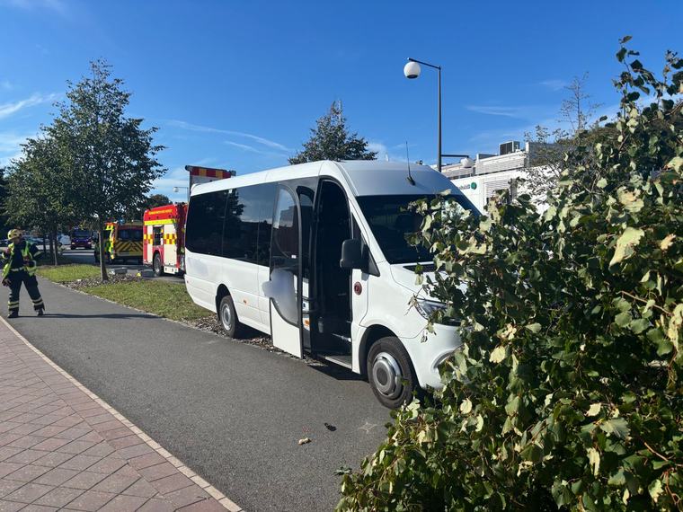 Taxibuss krockade med träd i Ängelholm