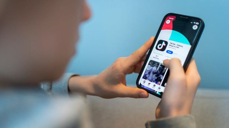Barn radikaliseras på Tiktok – vad gör vi åt det?
