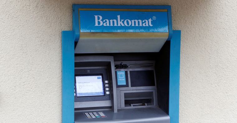 Tog kvarglömda pengar i bankomat – döms till chockböter