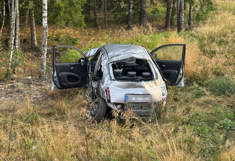 Se bilderna från våldsamma kraschen i Frövi