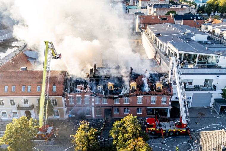 Fastighetsägarens första ord efter storbrandens förödelse: ”Spänd på polisutredningen”