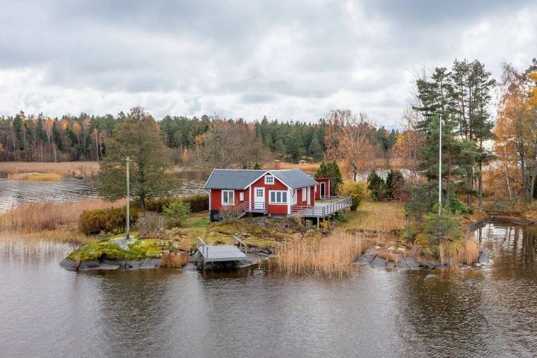 Stuga på ö till salu för miljonbelopp: ”Utedass”