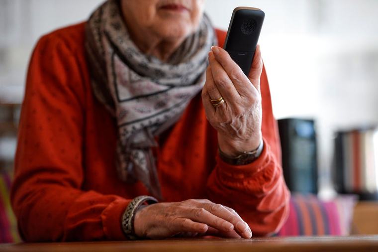 Kvinna i 80-årsåldern kräver pengar tillbaka efter bluff