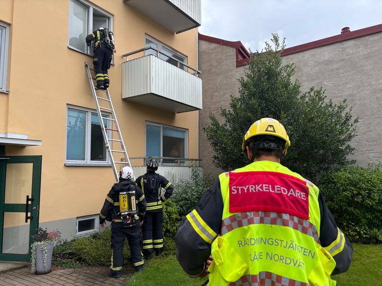 Räddningstjänsten tog sig in i rökig lägenhet i Ängelholm