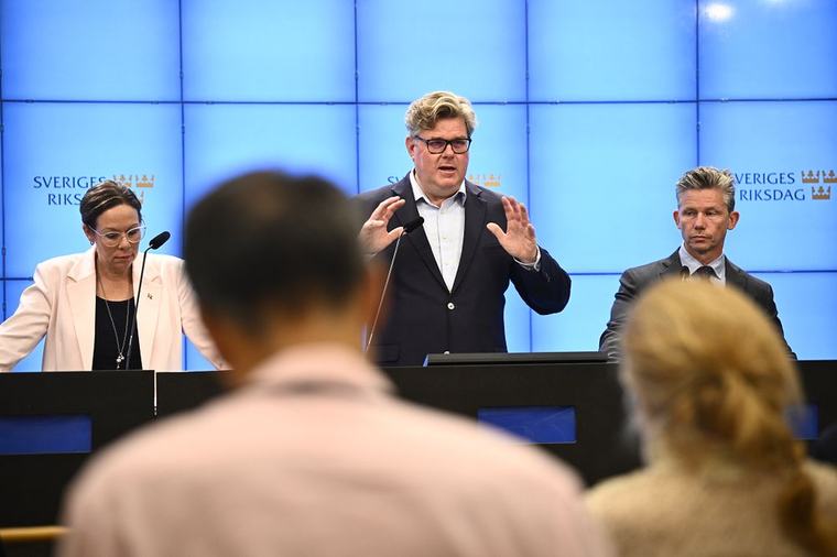 M vill säkerhetspröva ministrar