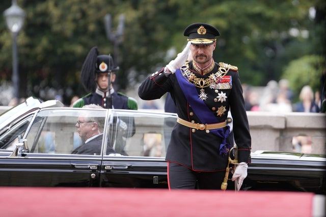 Kung Haakon har svurit eden – utan Mette-Marit