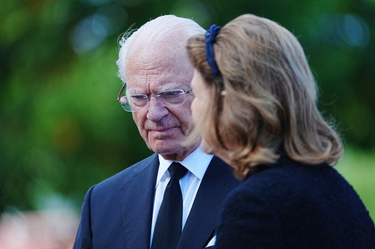 Kungen och drottningen till Haralds begravning
