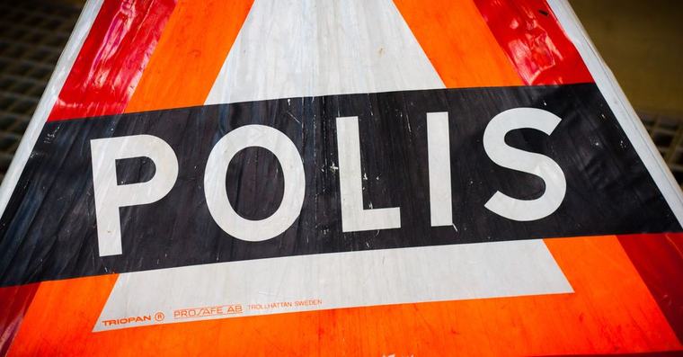Lastbil och personbil i krock – två allvarligt skadade