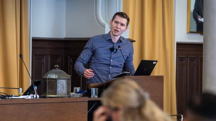 Utan återhållsamhet skadas demokratin
