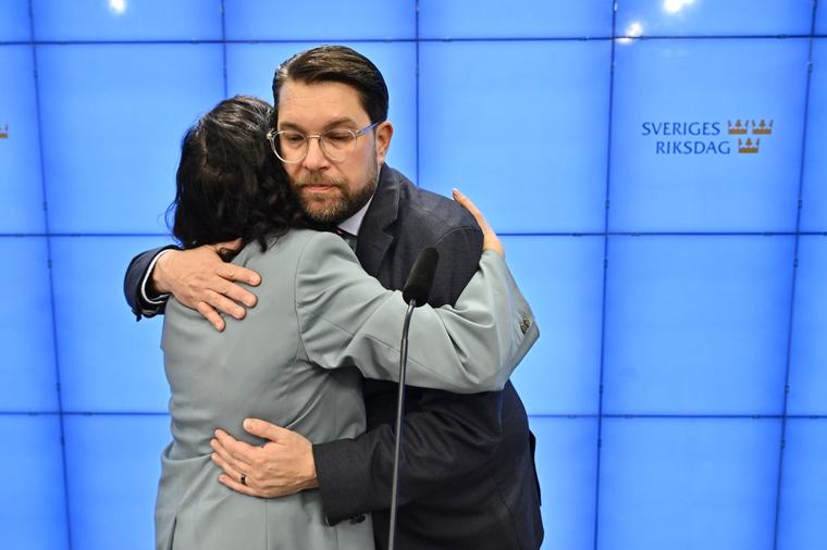 Trots röstbråket: Mohamsson och Åkesson kramas igen