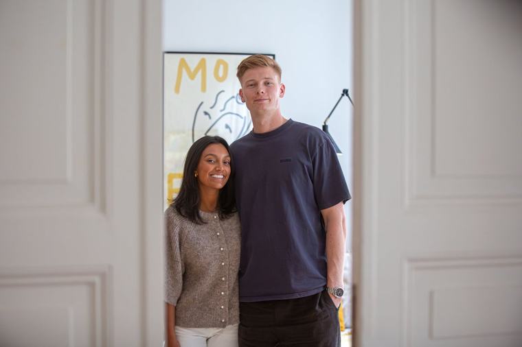 Följ med in i Nellie och Antons första hem