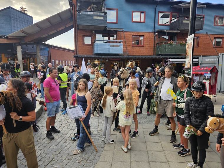 Ridsporten samlades för protest i centrum