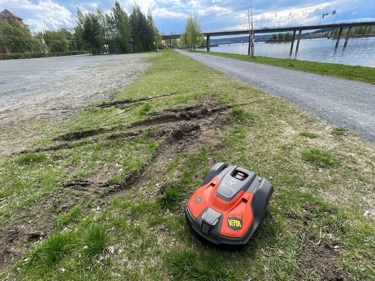 Robotgräsklippare stals – då slocknade gatlyktorna