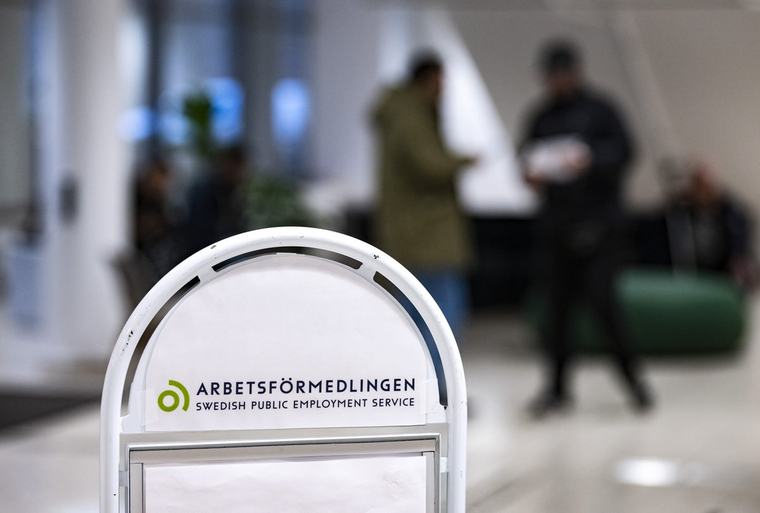 Granskning: Jobbcoacher hjälper män att kontrollera frun
