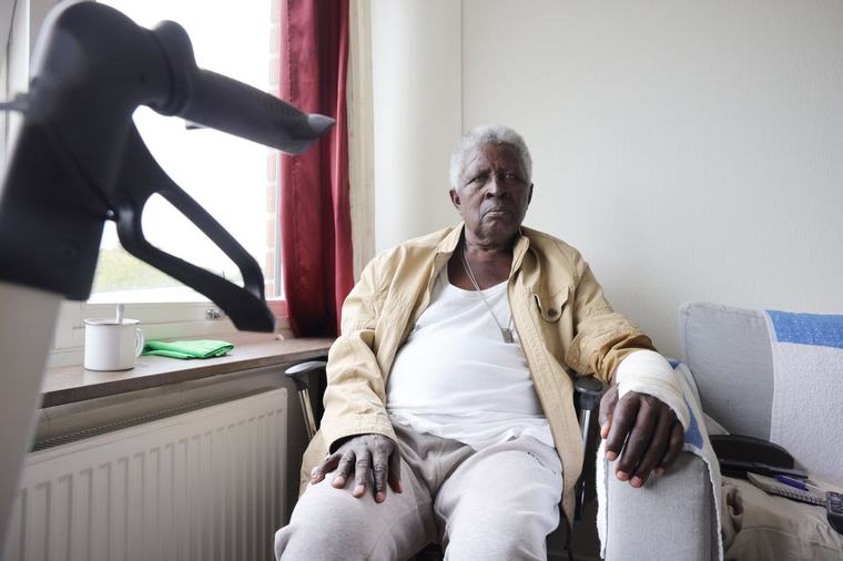 Polisen sköt multisjuka Gato, 75, med elpistol när han klippte buskar
