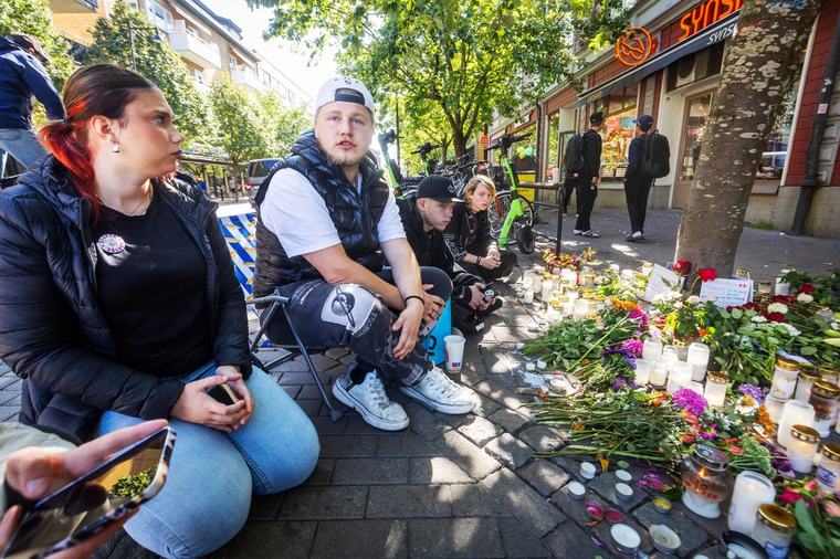 Här sörjer vänner på brottsplatsen: ”Delar ut ljus”