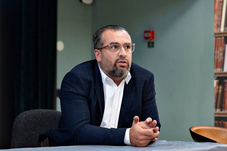 ”M bekämpar de arbetslösa – S bekämpar arbetslösheten.”