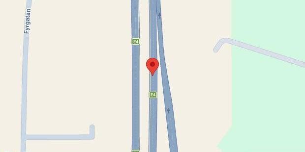 En stillastående personbil orsakar ett körfält blockerat på E4