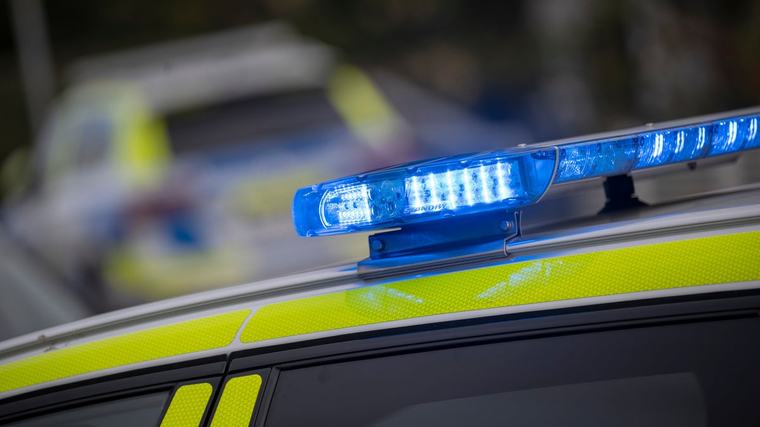 Man var ute och gick på E18 – hade problem med bilen