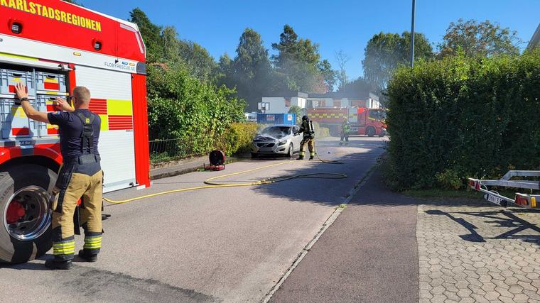 Personbil brann i villaområde