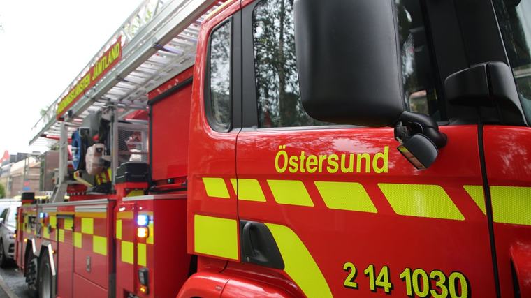 Larm om brand i lägenhetshus