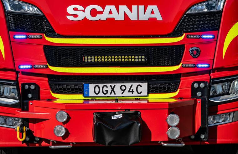 Brand i mobil på Kronoparken – röklukt i trapphus