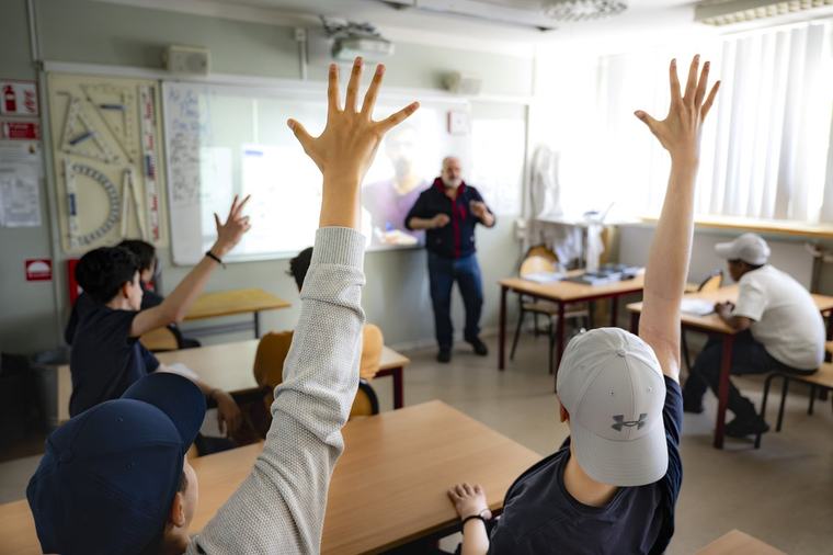 L vill ge äldre lärare en månadslön extra per år