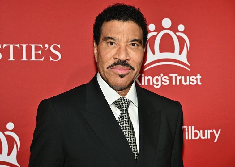 Lionel Richie akut till sjukhus