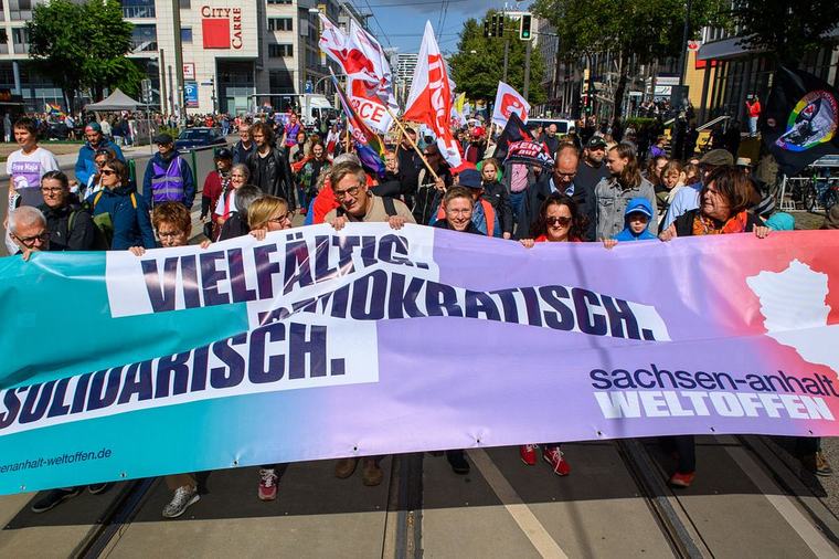 Tusentals i tyska manifestationer för demokrati