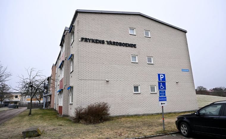 Uppgifter: Äldre man hittad strypt på vårdboende