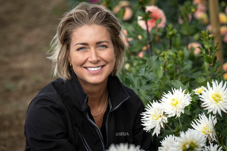 Anna, 34, sadlade om – från chefsjobb till dahliafantast