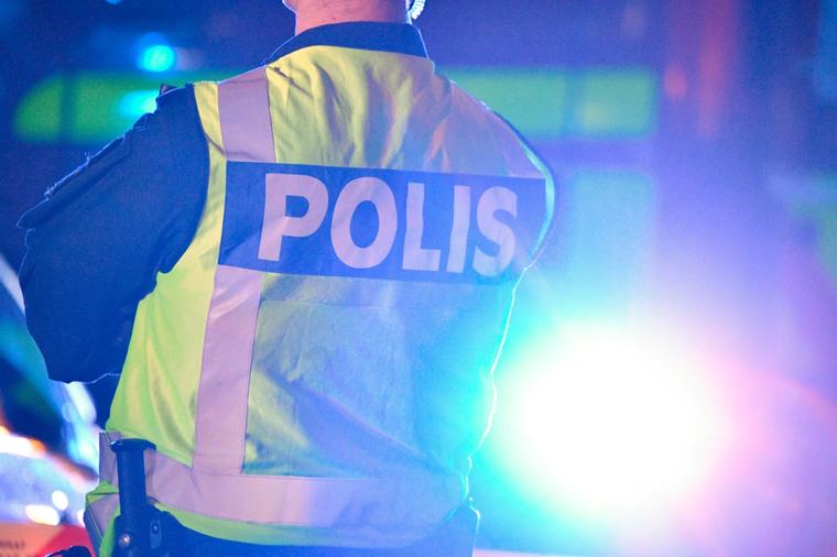 Kvinna påkörd av bil – förd till sjukhus