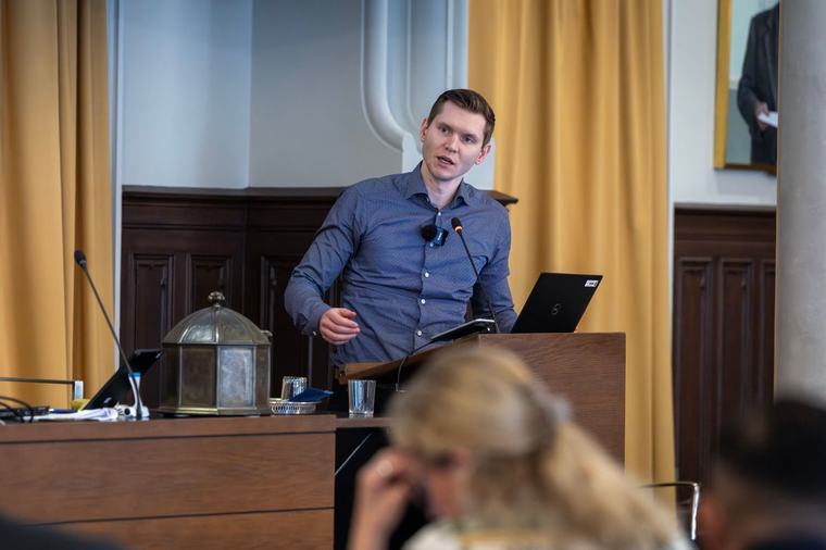 Utan återhållsamhet skadas demokratin